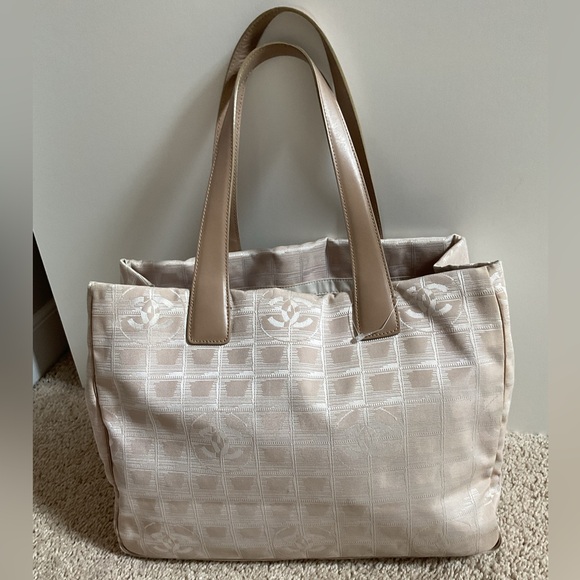 Chanel travel tote - Picture 1 of 8